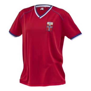 En rød kortermet sportsdrakt med hvit og blå kant, et norsk flaggmerke og "Norge" på venstre bryst.