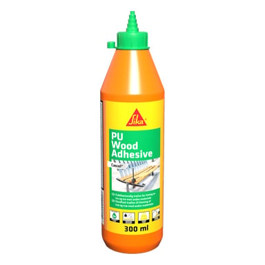 En 300 ml Sika PU Wood Adhesive-flaska med ett grönt munstycke, orange kropp och en etikett som visar att träbitar limmas.