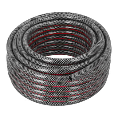 En spiralad svart trädgårdsslang med diamantmönster och röda ränder. Ena änden av slangen är framträdande i förgrunden.