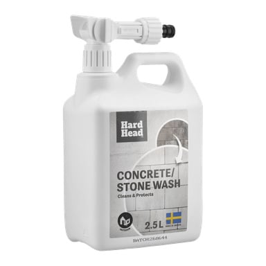 En vit 2,5-liters Hard Head Concrete/Stone Wash spraybehållare för rengöring av utomhusytor, etiketten visar flagga och stenvägg.