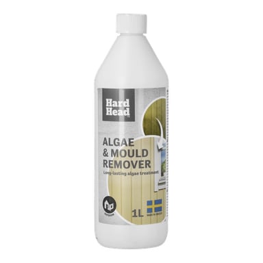 En hvit 1-liters flaske med Hard Head Algae & Mould Remover med før-og-etter-bilder av kledningen på en etikett for utendørsbruk og et flagg.