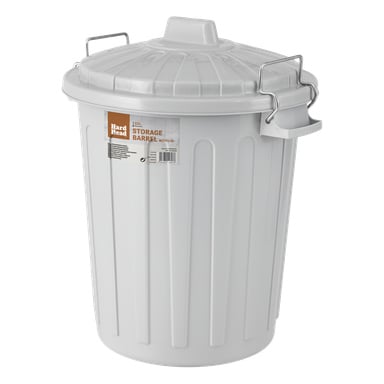 En vit plastförvaringslåda från Hard Head med lock och stadiga metallhandtag. Etiketten på framsidan säger "Hard Head 12L FÖRVARINGSLÅDA MED LOCK." Dess utsida har vertikala åsar för extra styrka.