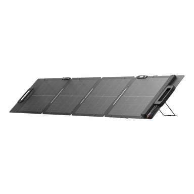 Fällbar solpanel med fyra sammanlänkade svarta paneler, uppställd på stativ, handtag synliga och en kabel fäst till höger.