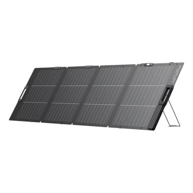 En fällbar solpanel med fyra sammanlänkade rektangulära segment står upprätt, stödd av två vinklade stöd.