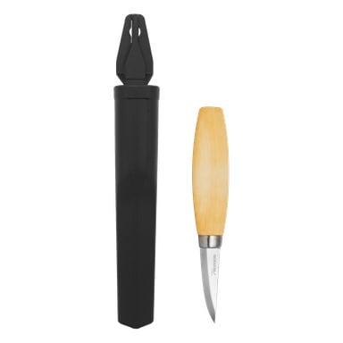 En liten snidkniv med ett blekt trähandtag och ett kort, böjt blad ligger bredvid ett svart plasthölje.