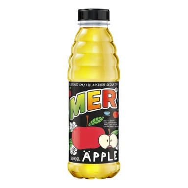 En 500 ml plastflaska med MER Äpple äppeldryck. Den svarta etiketten har färgglad text, röda äpplen och äppelblommor.