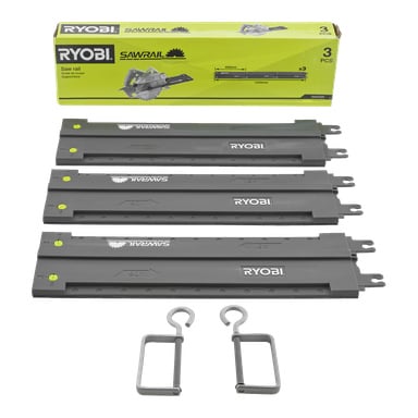 Kolme harmaata Ryobin sahaa, joka on peräisin RAK03SR kolmiosaisesta setistä, ja kaksi metallikoukkua on esillä tuotteen keltaisen ja vihreän laatikon edessä, jossa on Ryobin logo, tuotteen nimi ("Saw guide RAK03SR 3 piece") sekä piirros kiskoista.