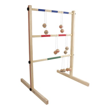 Stegkastningsspel med tre blå, röda och gröna steg. Sex repbolas hänger från en lätt träram med två stödben.