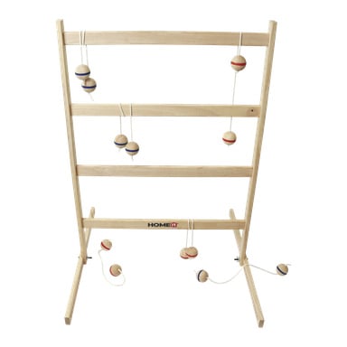 Play IT Ladder Golf-set med en träram, tre horisontella stänger och sex bolos, var och en med två bollar sammanlänkade med ett snöre.