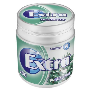 En rund plastburk med Extra tuggummi visar orden "Extra" och "Eucalyptus", framhäver att den innehåller 60 bitar och visar eukalyptusblad mot ett teal- och vitt mönster.