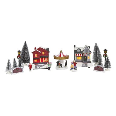 Miniatur-Winterdorf mit verschneiten Häusern, festlichen Bäumen, mit Kranzen geschmückten Laternenpfählen, spielenden Kindern und einem Rentierkarussell.