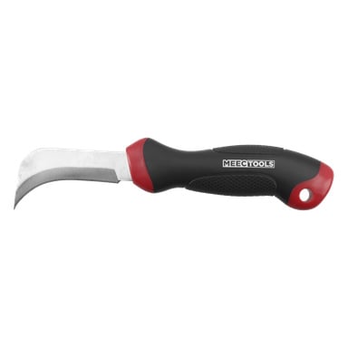 Närbild på en Meec Tools-kniv med ett böjt rostfritt stålblad, svart ergonomiskt handtag med röda detaljer och texturerat grepp.
