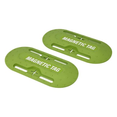 Set med två gröna ovalformade plastmagnetiska puckar för robotgräsklippare. Varje puck har en texturerad design, "MAGNETISK TAGG" tryckt på ytan, och inkluderar spår och hål för enkel fästning.