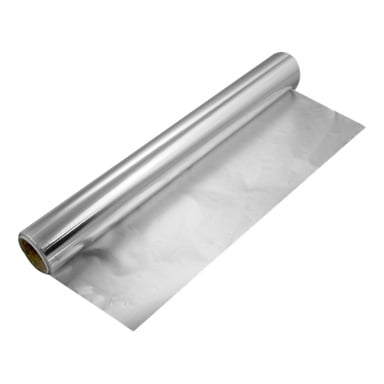 Eine teilweise ausgerollte Rolle Alufolie zeigt ihre glänzende metallische Oberfläche.