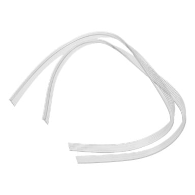 Zakrzywione, długie, płaskie białe taśmy uszczelniające kabiny prysznicowej wykonane z plastiku są ułożone na siebie i nakładają się na siebie.