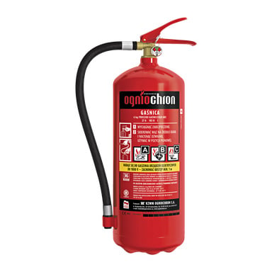Czerwony proszek gaśnicy Ogniochron stoi pionowo, z czarnym wężem, manometrem oraz instrukcjami obsługi z piktogramami bezpieczeństwa na przodzie.