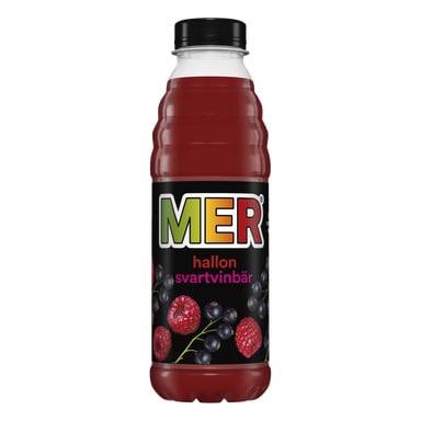 En plastflaska MER-juice med svart kork, en etikett som visar hallon och svarta vinbär, och djärv, färgglada "MER"-bokstäver.