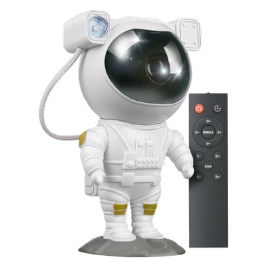 En liten astronautfigur med ett blankt svart visir och gyllene dräktdetaljer står på en grå bas bredvid en svart knappad fjärrkontroll.