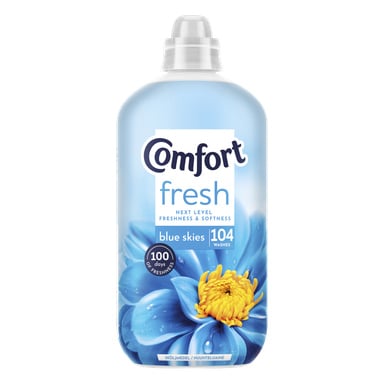 Comfort Fresh Blue Skies tygbalsamflaska med blå och gul blomma, etiketten anger 104 tvättar och 100 dagars färskhet.