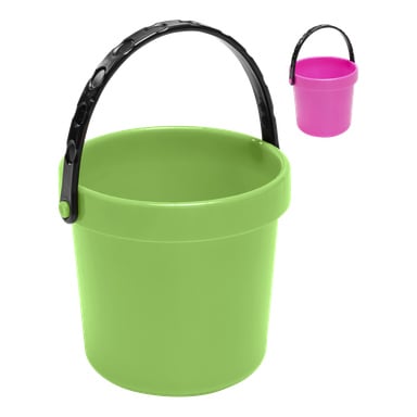 En grønn plastbøtte med svart håndtak står foran, og bak den står en mindre rosa bøtte med matchende svart håndtak.