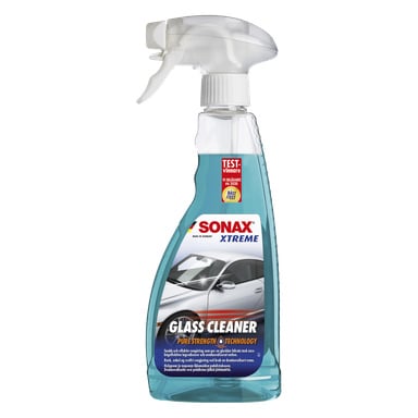 Kirkas suihkepullo Sonax Glass Cleaner Xtremeä, joka sisältää sinistä nestettä. Etiketissä näkyy autokuva ja tuotetiedot, ja pullossa on valkoinen liipaisinsuihkekorkki.