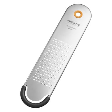 Ein Fiskars Functional Form extra feiner Reibrad aus Edelstahl, der eine ultrafeine Gitteroberfläche, einen schwarz strukturierten, rutschfesten Griff und ein oberflächliches Hängloch aufweist. Der Griff ist mit "Fiskars" sowie "QUALITY SINCE 1649 EXTRA FINE 805207" gekennzeichnet.