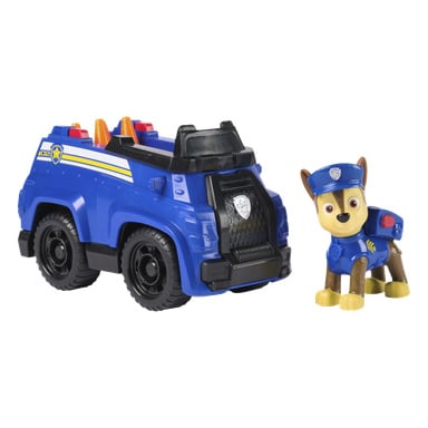 Sinikeltainen Paw Patrol -autolelu, joka on suunniteltu Chaselle, asetetaan pienen ruskean koirahahmon viereen, jolla on sininen poliisiasu ja hattu. Molemmat esineet ovat virallisia Paw Patrol -leluja.