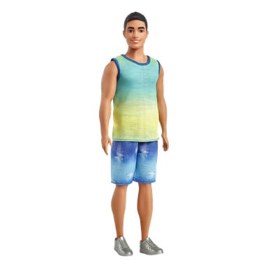 Barbie Ken-dockan California Dream har kort svart hår och bär en ärmlös gulgrön överkropp, blå jeansshorts och grå sneakers. Dockan står upprätt.
