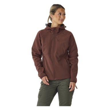 Eine Person präsentiert die Kayoba Outdoor Women's Softshell-Jacke Hede, die ein braunes Reißverschluss-Design mit Kapuze und Kordeln aufweist, kombiniert mit olivgrünen Hosen. Sie stehen leicht zur Seite gedreht, die Arme entspannt an den Seiten.