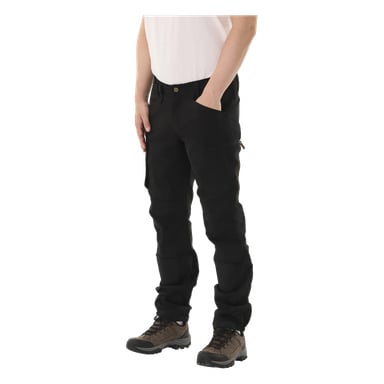 Eine Person, die ein weißes Hemd, schwarze Kayoba Outdoor Men Älvdalen 2.0 Hosen und braune Wanderschuhe trägt, steht mit einer Hand in der Tasche.