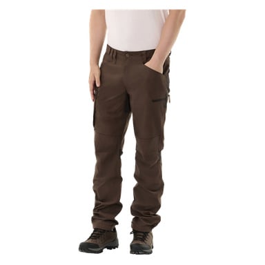 Eine Person, die Kayoba Outdoor Men Älvdalen 2.0 Outdoor-Hosen und ein weißes Hemd trägt, steht mit einer Hand in der Tasche. Die Hose hat mehrere Taschen, und die Person trägt dunkle Wanderschuhe.
