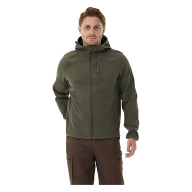 Eine Frau stellt sich der Kamera, gekleidet in die mit Fleece gefütterte Softshelljacke Hede von Kayoba Outdoor Women.