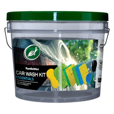 En genomskinlig plasthink med grönt lock och handtag, märkt "Turtle Wax Car care kit 10 pieces." Etiketten visar bilder på bilrengöringssvampar, en borste, en vante och handdukar.