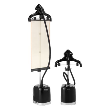 Två Tefal Upright Steamer Pro Style-enheter i svart och silver visas; en har sin rektangulära klädbräda stående upprätt, medan den andra har brädan nedfälld för förvaring. Varje ångare har en galge högst upp och en ångstav fäst.