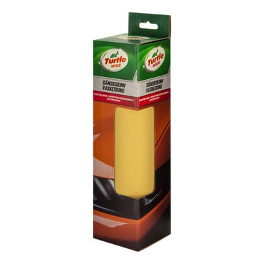 Wystawiona jest skóra z wosku Turtle Wax Chamois do czyszczenia samochodów. Zielono-czerwone opakowanie zawiera informacje o produkcie i częściowy obraz pomarańczowego samochodu.