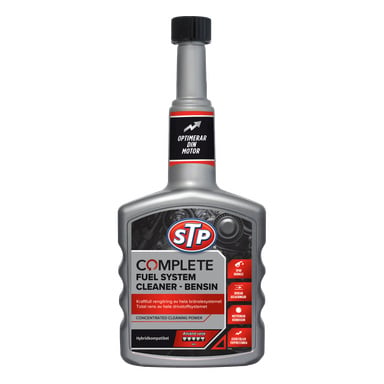 En flaska STP Complete Fuel System Cleaner för bensinmotorer, med svart lock och en grå, röd och svart etikett med produktinformation och en växelgrafik.