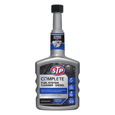 En grå plastflaska för STP Complete Fuel System Cleaner – med svart lock och etikett som lyfter fram fördelarna med rengöring av dieselmotorer.