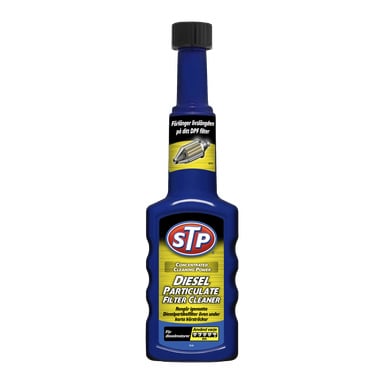 En blå flaska STP Partikelfilterrengöring Diesel P-filterrengöring med en gul och svart etikett, som visar text och en bild av ett dieselfilter på den övre delen.