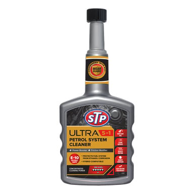 En grå STP Ultra 5-i-1 bensinsystemrengöringsflaska med svart kork och röd, svart och gul etikett som framhäver dess egenskaper.