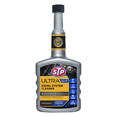 Harmaa ja keltainen STP Diesel Additive Ultra 5-in-1 -pullo, jossa on musta korkki, jossa on merkintö, jossa mainitaan hyödyt kuten jopa 5 setaanin lisäys, parantunut liukuvoide ja tehokas tiivistetty puhdistus.