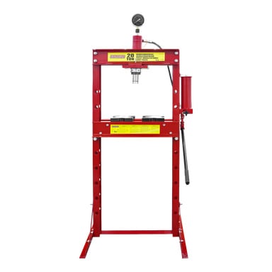 Punainen Hamron Workshop -puristin, jonka hydraulinen kapasiteetti on 20 tonnia, varustettu mittarilla päällä, pumpun kahvalla oikealla puolella ja säädettävällä tukipalkilla. Lehdistö seisoo pystyssä.