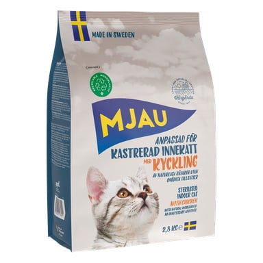 En blå och beige 2,8 kg påse Mjau Dry kattfoder innehåller en grå och vit katt, ikoner med svenska flaggor och etiketten Kastrerad innekatt och kyckling. Förpackningen framhäver den som kycklingsmaksatt foder för steriliserade innekatter.