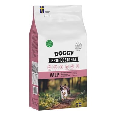 En 2 kg påse Doggy Dry hundfoder Professional Valp med mestadels rosa och vit förpackning, med en springande valp på en skogsstig, Professional Valp skrivet på framsidan och svenska flaggor uppe till vänster och nere till höger.