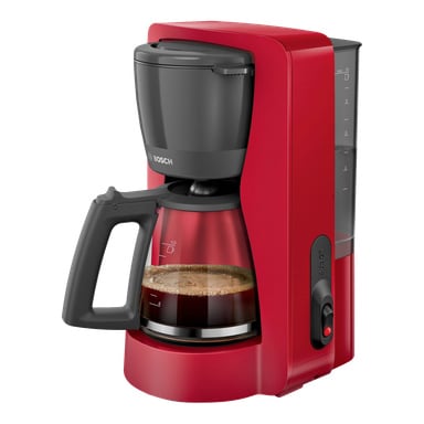 En röd Bosch Home Coffee-bryggare TKA2M114 med en glaskaraff med svart handtag, vattenreservoar markerad för mätningar och en av/på-knapp framtill. Kannan innehåller nybryggt kaffe.