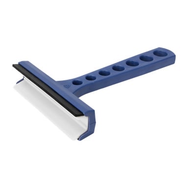 En stor blå og hvit Kungs Ice Scraper med et hullmønstret håndtak står ved siden av en mindre svart-hvit versjon av samme design.