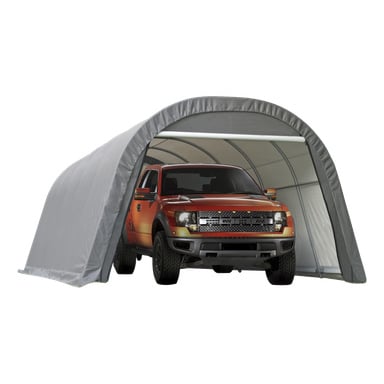 Czerwony pickup stoi wewnątrz namiotu Hamron Garage Tent, który jest przenośnym szarym materiałowym wiatem z zaokrąglonym dachem i otwartym przodem. Ramę nośną można zobaczyć przez półprzezroczysty materiał namiotu.