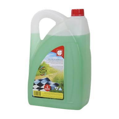 5-litrowy, przezroczysty plastikowy pojemnik z czerwoną kapslą, zawierający zielony płyn. Na etykiecie widnieje zdjęcie wiejskie i identyfikuje produkt jako Chemia-Bomar Ready-mixed Washer Fluid, letni płyn do spryskiwaczy przedniej szyby, opracowany w technologii nano.