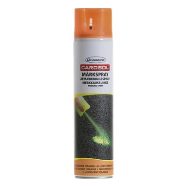 En burk Hagmans Marking Spray med orange lock och text som visar att den är fluorescerande orange. Burken visar en bild som visar fluorescerande orange spray applicerad på asfalten.