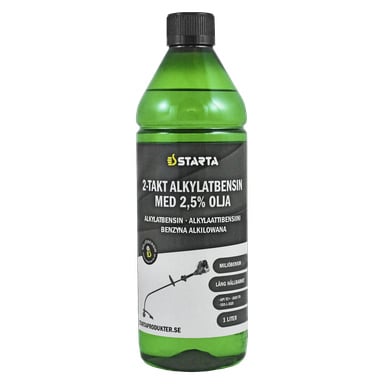 En grønn plastflaske merket "Starta Alkylate bensin 2-takt," som inneholder 1 liter alkylatbensin med 2,5 % olje, ment for totaktsmotorer. Forsiden viser små ikoner og nettsidedetaljer.