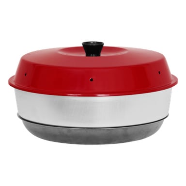 Omnia Cooker to okrągły piec na kuchence z czerwoną pokrywką, zwieńczoną czarnym pokrętłem i dwoma metalowymi warstwami pod spodem, stworzony tak, by umożliwić pieczenie na kuchence zamiast w tradycyjnym piekarniku.